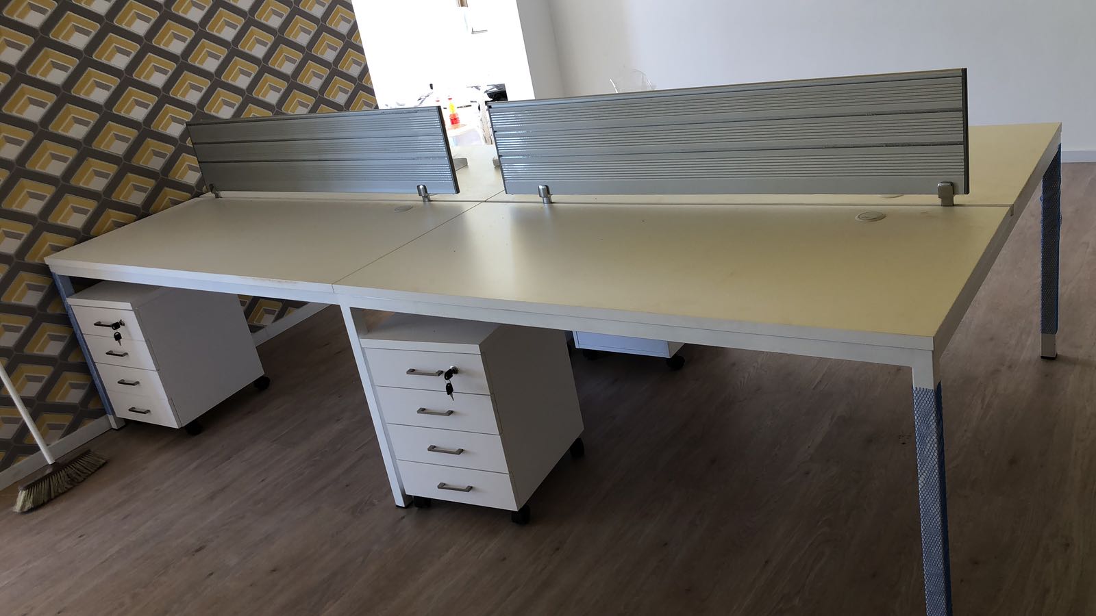 מחיצת אלומיניום שולחנית מחיצה למשרד עשויה אלומיניום לשולחן